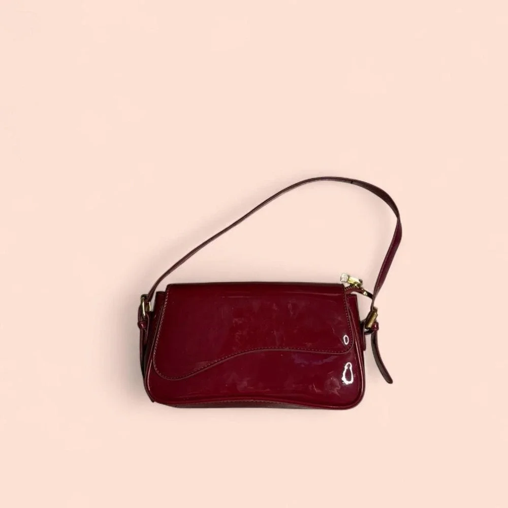 Burgundy patent leather shoulder bag with adjustable strap‎ and magnetic clasp